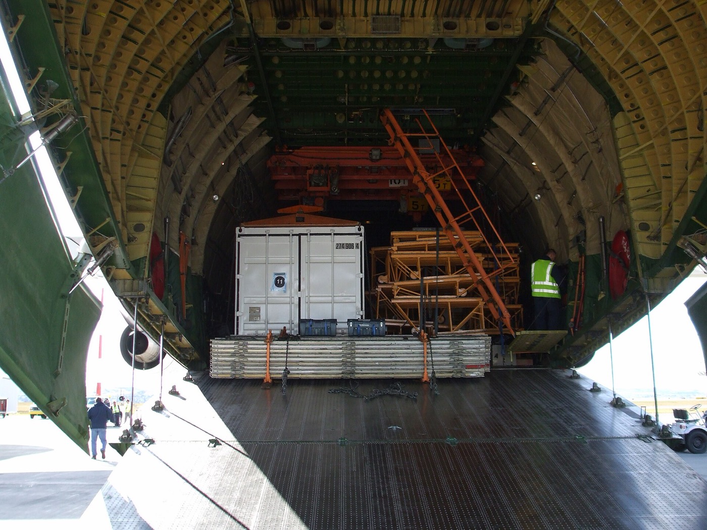 Chargement de fret dans un avion-cargo Antonov 124